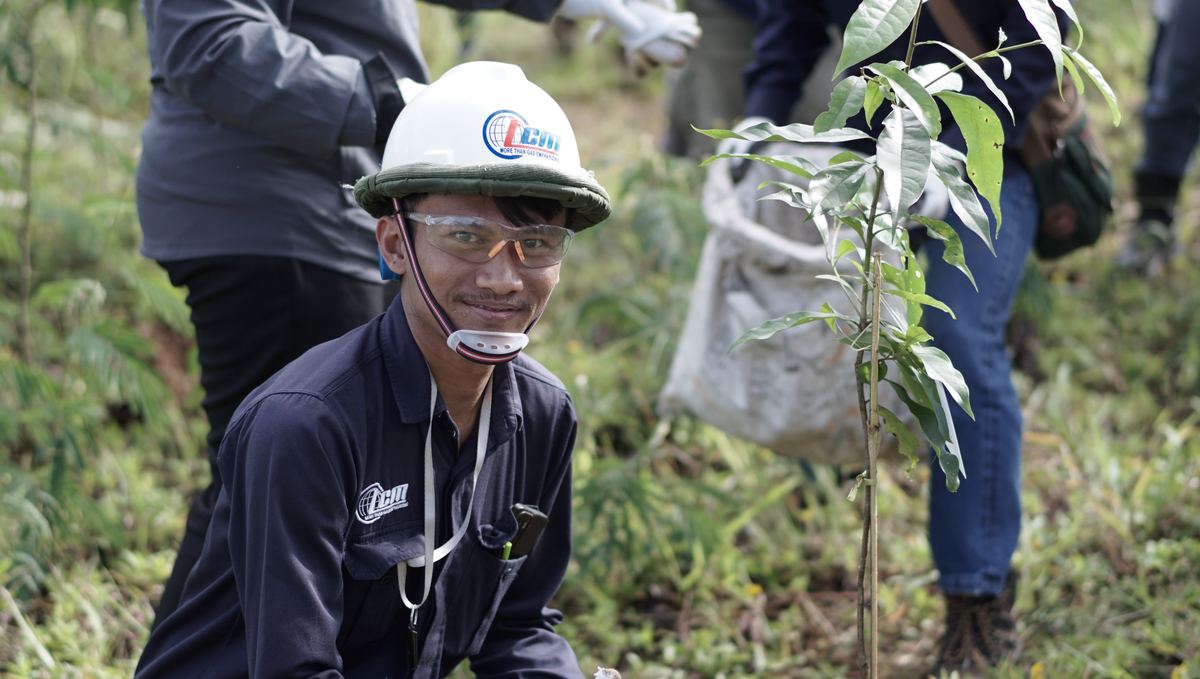Penanaman bibit pohon oleh personel TCM