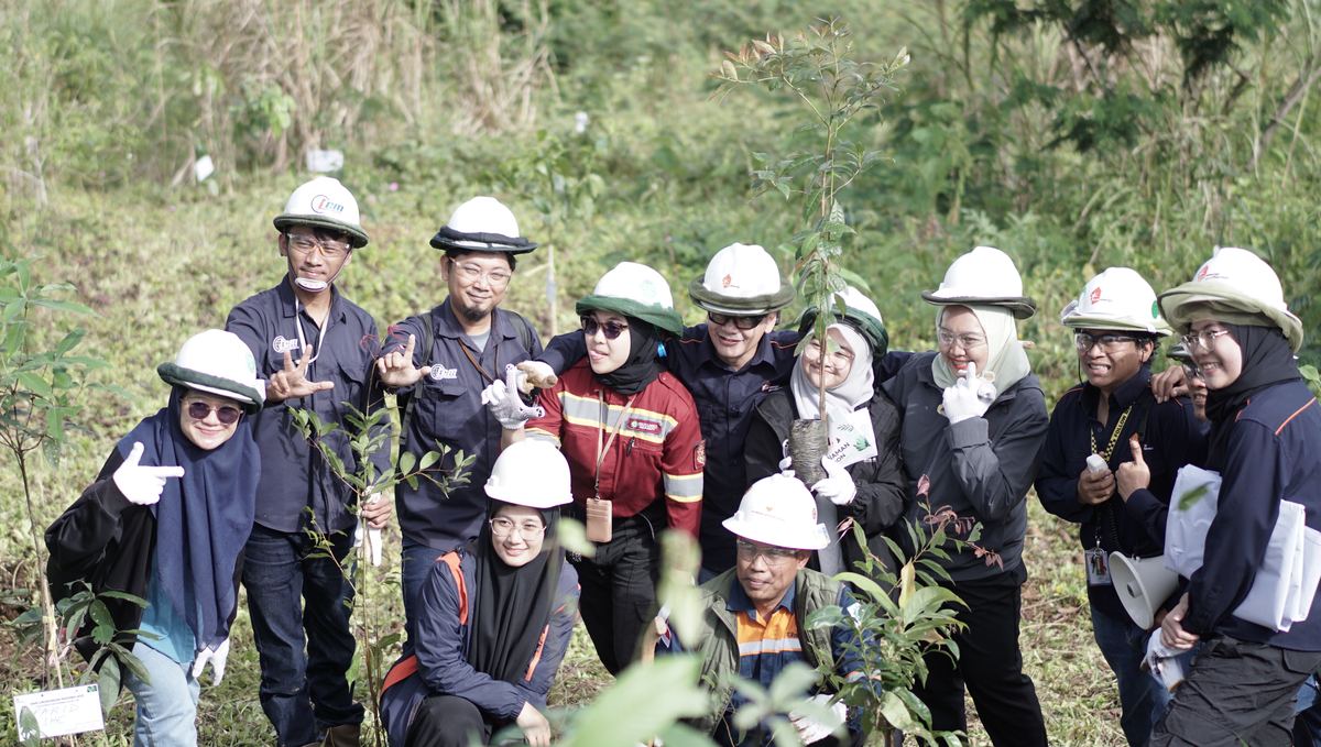 Penanaman pohon di wilayah operasi