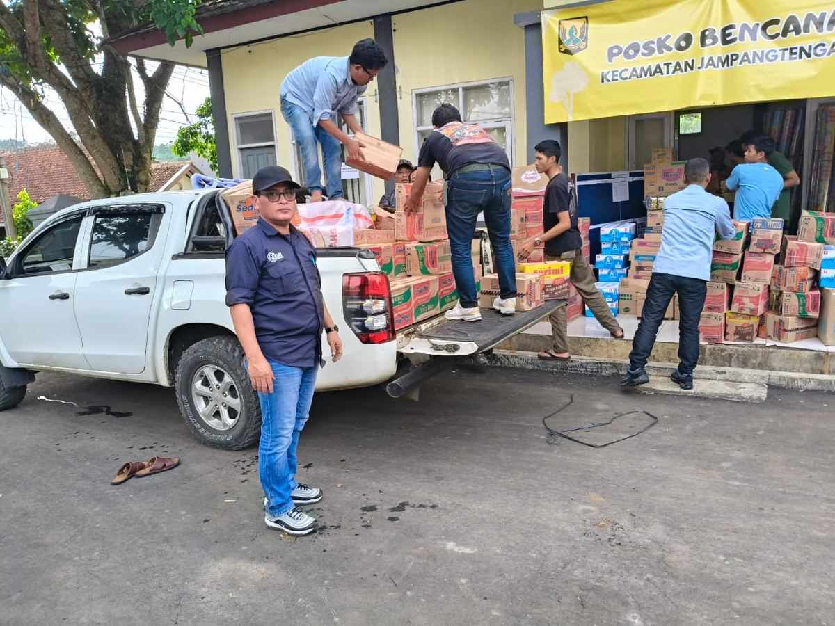 Penyaluran logistik bantuan bencana