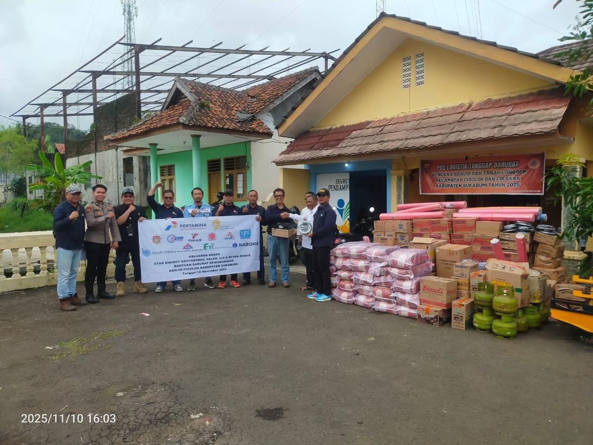 Penyerahan bantuan di posko bencana